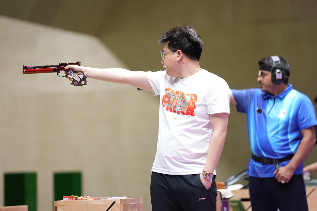 南非运动员在射击比赛中获得奖牌