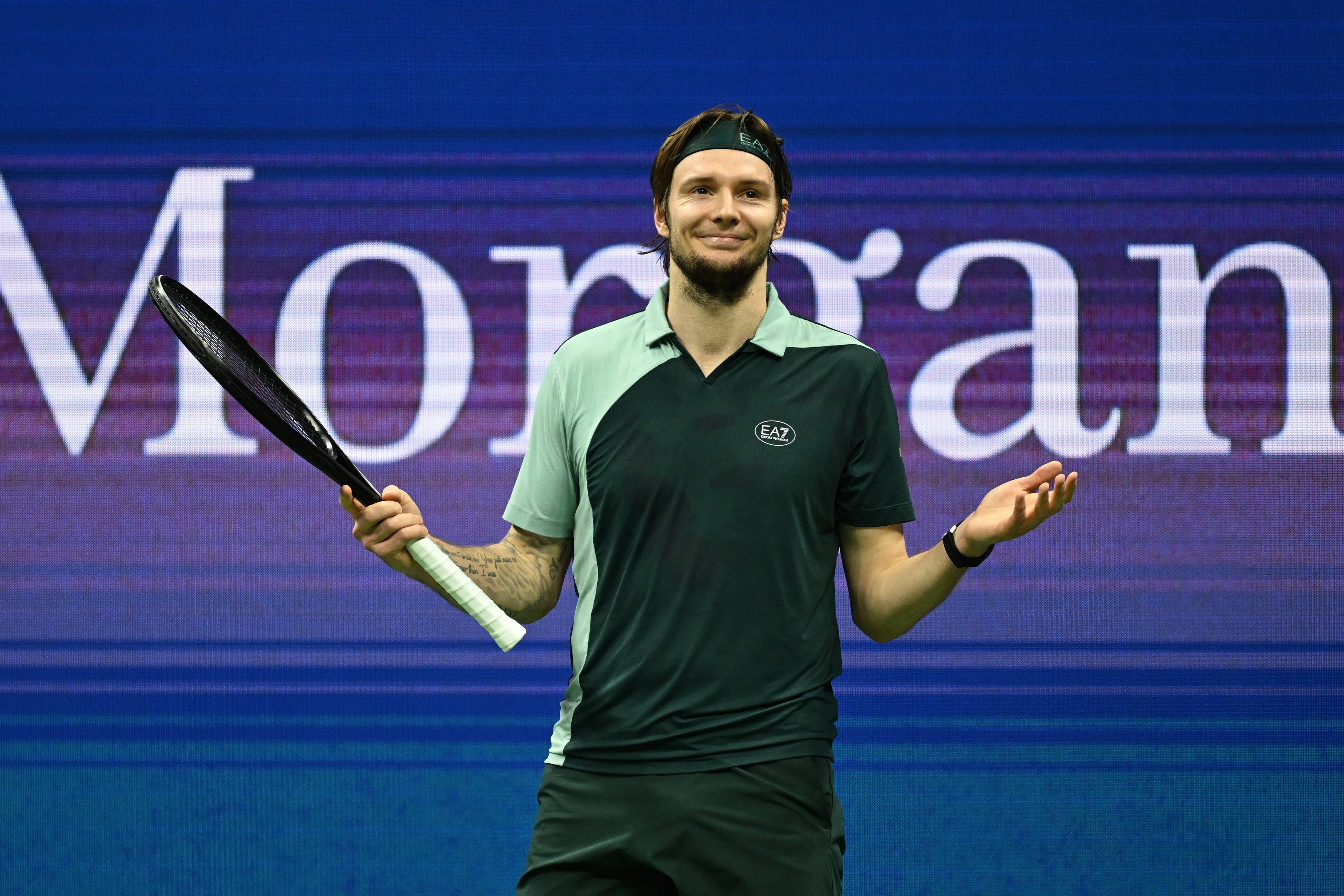 年终总决赛力克美网，辛纳扛起全队