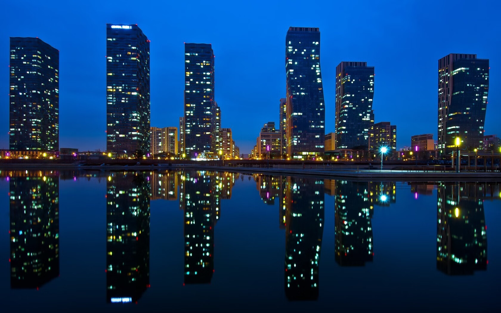 绿茵场与硬木地板的交响，西甲国家德比焦点战与新疆队淘汰猛龙的深度解析