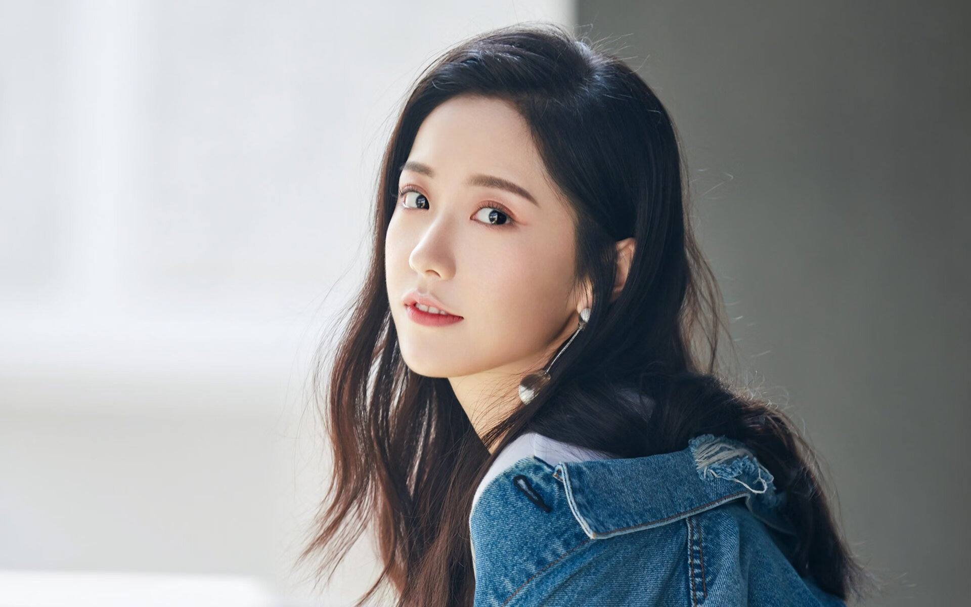 蓝白风暴席卷南美德比，智利完胜乌拉圭，哈兰德式炸裂表现闪耀2026世界杯D组